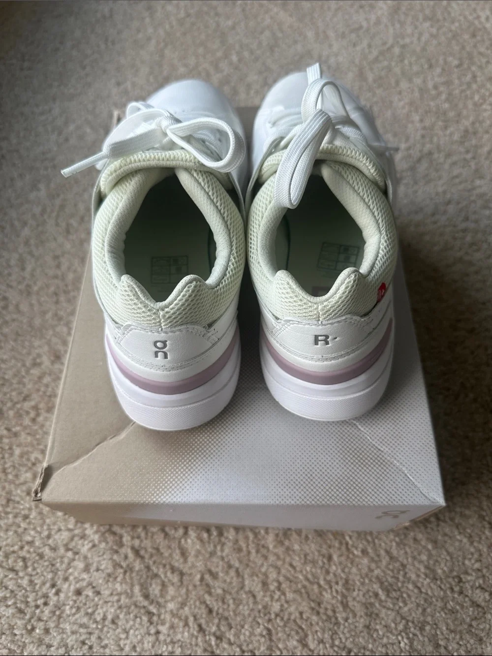 On Running White “The Roger” sneakers